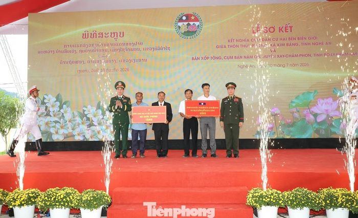 Đoàn đại biểu cấp cao Bộ Quốc phòng hai nước đã đến dự lễ sơ kết kết nghĩa cụm dân cư hai bên biên giới giữa thôn Thủy Phong (xã Kim Bảng, tỉnh Nghệ An) với bản Xốp Tờng (xã Nặm On, huyện Xaychamphone, tỉnh Bolykhamxay). Sau hơn 10 năm triển khai, việc kết nghĩa giữa hai bản đã phát huy hiệu quả thiết thực, trở thành cầu nối bền chặt vun đắp tình đoàn kết, hỗ trợ nhau phát triển kinh tế, giữ gìn an ninh trật tự và xây dựng đường biên giới hòa bình, hữu nghị. (Ảnh: Khánh Toàn).