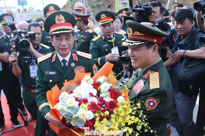  Mở đầu chương trình, Đại tướng Phan Văn Giang - Ủy viên Bộ Chính trị, Phó Thủ tướng Chính phủ, Bộ trưởng Bộ Quốc phòng, chủ trì lễ đón Đại tướng Khamliang Outhakaysone - Phó Thủ tướng, Bộ trưởng Bộ Quốc phòng Lào tại Cửa khẩu Thanh Thủy. 
