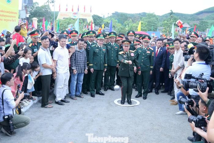 Hai Bộ trưởng cùng đoàn đại biểu đến tham dự các hoạt động văn hóa thể thao sôi nổi cùng bà con nhân dân. Điểm dừng chân đầu tiên là khu vực sân chơi bi sắt.