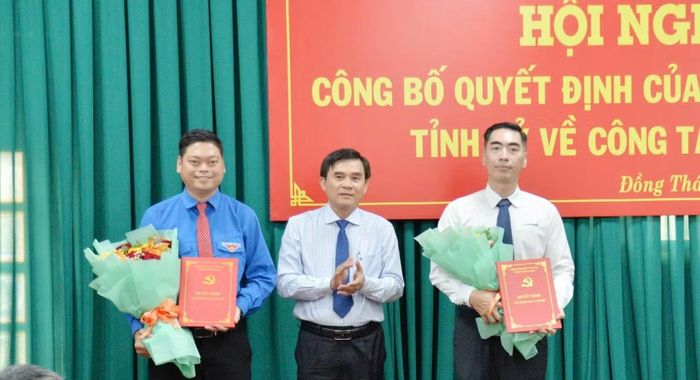 Ông Nguyễn Văn Mười trao quyết định chỉ định ông Bùi Thái Hùng và Lê Hoàng Quyết tham gia Ban Chấp hành Đảng bộ các cơ quan Đảng tỉnh Đồng Tháp.