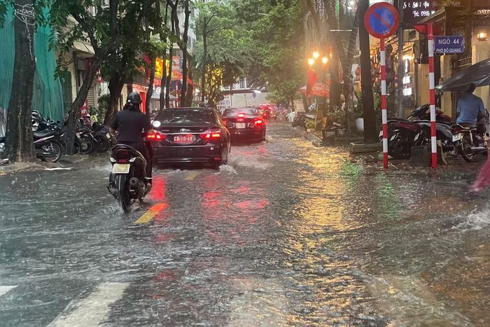 Dòng phương tiện nối dài trên phố Đỗ Quang khi giao thông bị ảnh hưởng bởi mưa lớn.