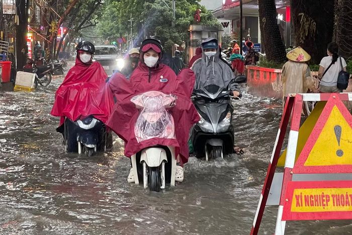 Không ít người vẫn lựa chọn điều khiển xe máy vượt qua điểm ngập, chấp nhận rủi ro để tránh chậm hành trình trong giờ cao điểm.