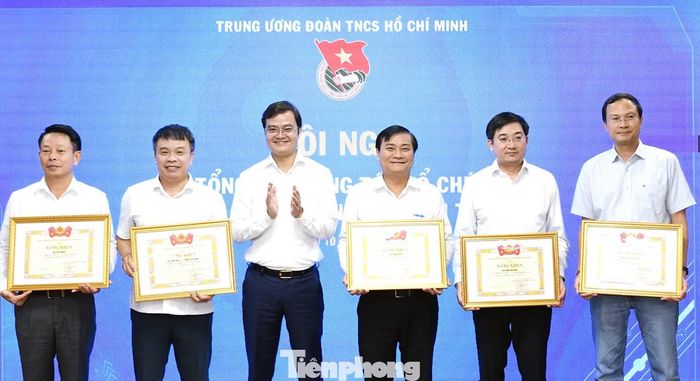 Anh Bùi Quang Huy trao bằng khen các đơn vị có thành tích xuất sắc. Ảnh: Xuân Tùng