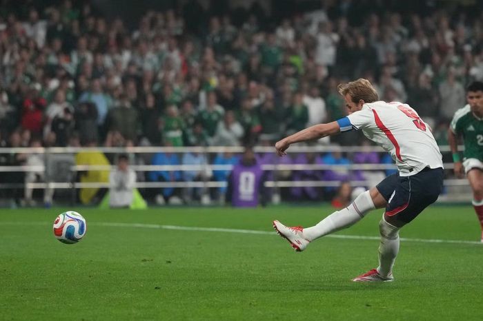Harry Kane (tuyển Anh) ghi bàn từ chấm 11m vào lưới Mexico vòng 1/8.