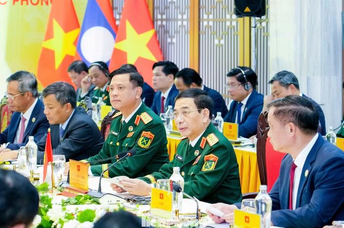 Các đại biểu Việt Nam tại hội đàm.