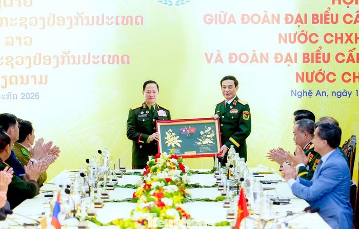 Đại tướng Phan Văn Giang và Đại tướng Khamliang Outhakaysone tặng quà kỳ niệm tại hội đàm.