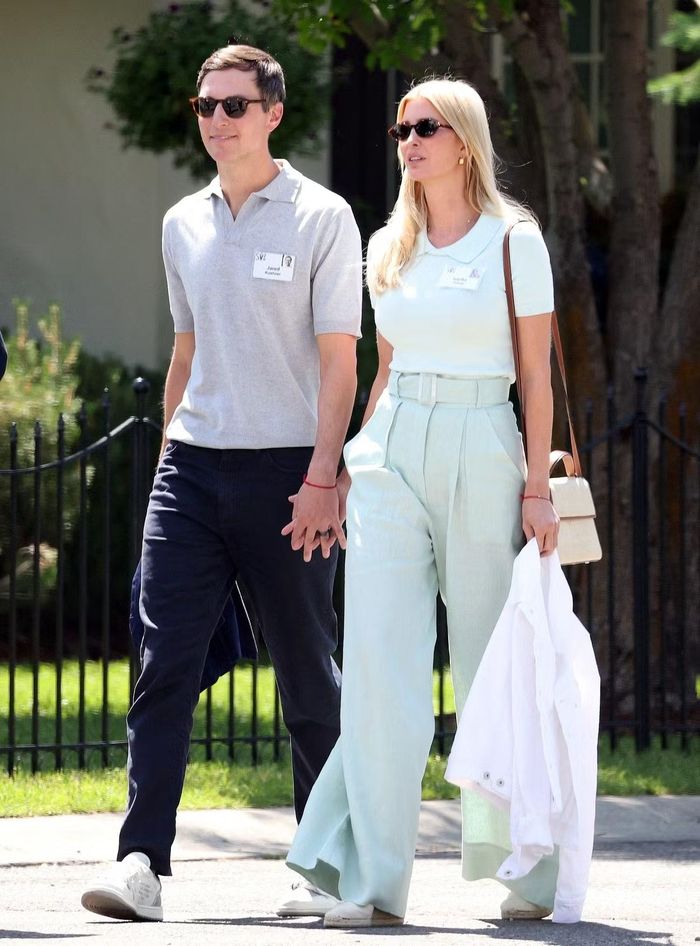 Ivanka Trump và chồng Jared Kushner tham dự hội nghị mật Allen & Company Sun Valley Conference 2026 tại thành phố nghỉ dưỡng Sun Valley. Cô chọn trang phục đơn giản gồm quần ống rộng và polo dệt kim. Jared Kushner cũng mặc đơn giản, mang kính râm đồng điệu với vợ.