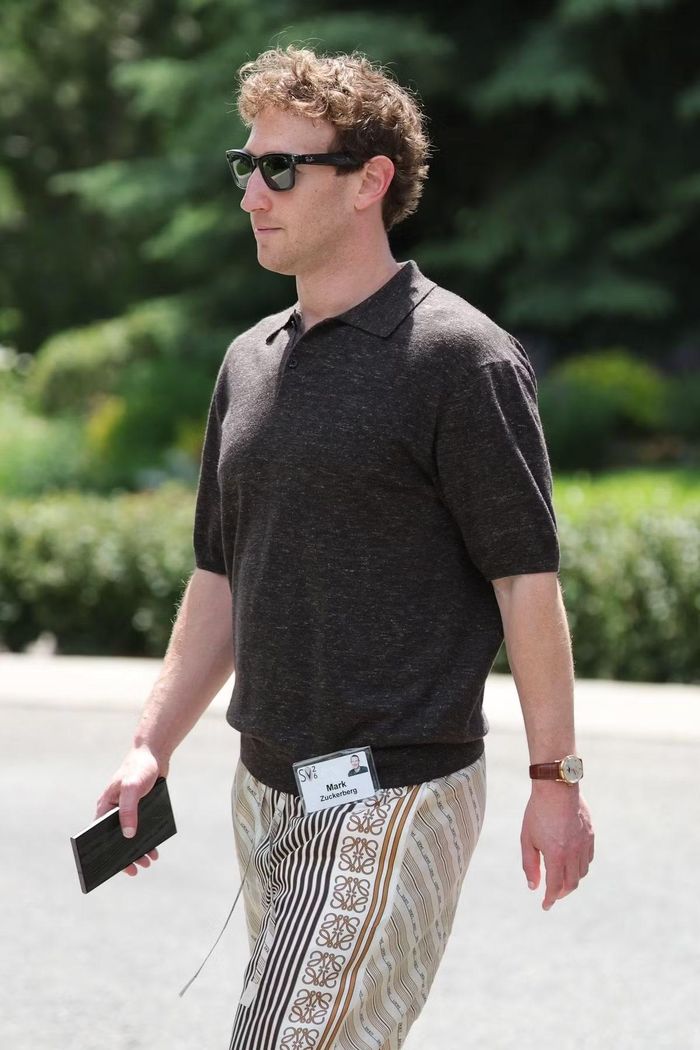 CEO Meta Mark Zuckerberg gây bất ngờ tại sự kiện năm nay khi xuất hiện với diện mạo sành điệu, không còn mặc áo thun xám đơn giản. Tỷ phú công nghệ diện áo polo dệt kim kết hợp "quần ngủ" đến từ thương hiệu xa xỉ Loewe. Sự thay đổi phong cách thời trang của ông chủ Facebook thời gian gần đây liên tục trở thành chủ đề bàn tán trên các mặt báo.