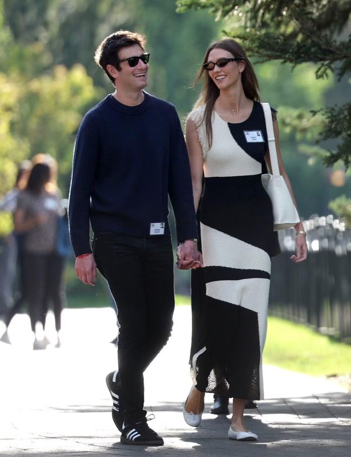 Karlie Kloss theo đuổi phong cách quiet luxury với những món đồ không cầu kỳ về chi tiết nhưng chú trọng chất liệu và phom dáng. Chiếc váy len phối màu đen - trắng trở thành điểm nhấn, túi tote, giày bệt và kính râm giúp hoàn thiện tổng thể thanh lịch, hiện đại.