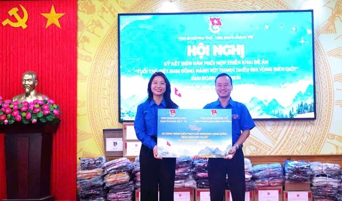 Tỉnh Đoàn Phú Thọ trao kinh phí xây dựng công trình thanh niên.