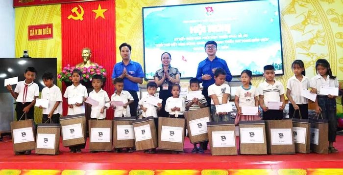 Tỉnh Đoàn Phú Thọ tặng quà các gia đình chính sách, người có công, gia đình thương binh, liệt sĩ và thanh thiếu nhi có hoàn cảnh khó khăn tại xã Kim Điền.