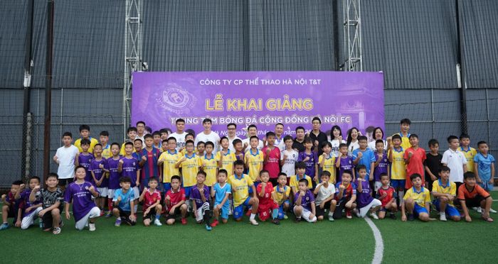 CLB Hà Nội tổ chức lễ khai giảng Trung tâm Bóng đá Cộng đồng Hà Nội FC vào chiều 9/7.