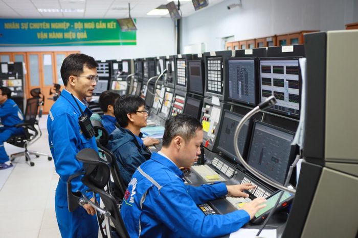 Các nhân sự vận hành hoạt động sản xuất, chế biến của Nhà máy Lọc dầu Dung Quất.