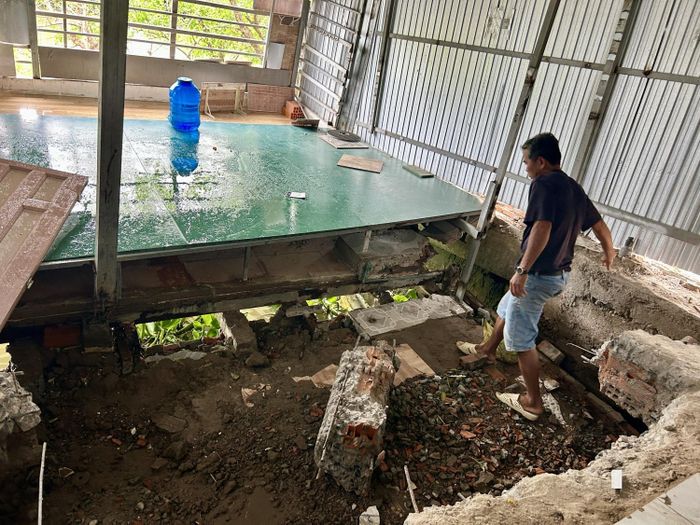 Ngôi nhà vừa được ông Hoàng Khánh Hiển (TP Cần Thơ) sửa chữa hàng trăm triệu đồng giờ chỉ còn lại đống đổ nát do sụt lún.