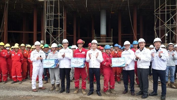 Đồng chí Lê Ngọc Sơn - Bí thư Đảng ủy, Chủ tịch HĐTV Petrovietnam, đồng chí Lê Mạnh Cường - Phó Bí thư Đảng ủy, Tổng Giám đốc Petrovietnam và đồng chí Trần Quang Dũng - Phó Bí thư thường trực Đảng ủy Petrovietnam thăm hỏi, động viên và tặng quà người lao động trên công trường Dự án Lô B, Trung tâm Công nghiệp Năng lượng và Hậu cần Kỹ thuật PTSC (phường Vũng Tàu, TP Hồ Chí Minh).