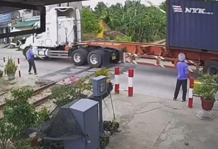 Xe đầu kéo cố tình vượt qua khi cần chắn đường sắt đang hạ xuống.