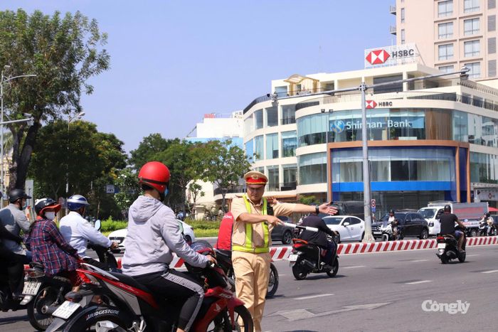 CSGT Đà Nẵng hướng dẫn người dân tham gia giao thông an toàn trong quá trình điều tiết giao thông trên địa bàn thành phố.