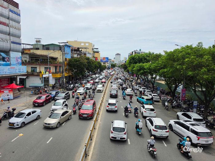 Người dân lưu thông trên tuyến đường đô thị. Chủ động quan sát và giữ khoảng cách giúp giảm nguy cơ va chạm.