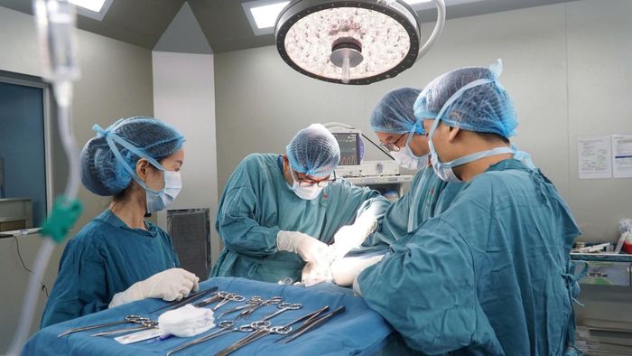 Ê-kíp Bệnh viện Ung Bướu Đà Nẵng thực hiện phẫu thuật cho bệnh nhân mắc ung thư tuyến giáp xâm lấn động mạch cảnh và thực quản.