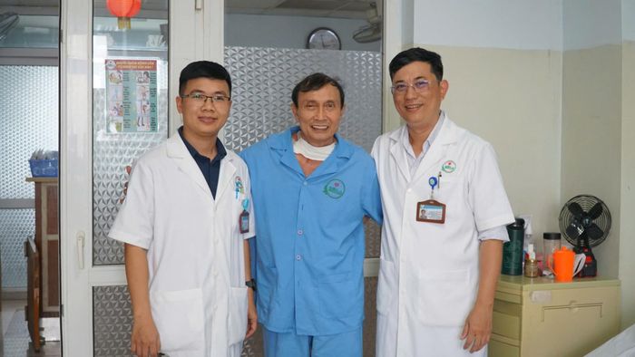 Bệnh nhân hồi phục sau phẫu thuật cùng các bác sĩ Bệnh viện Ung Bướu Đà Nẵng.