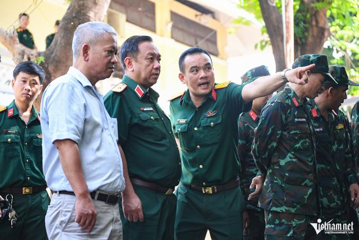 Kiến trúc sư Nguyễn Xuân Thắng và Thiếu tướng Nguyễn Thành Trung (từ trái sang) khảo sát hiện trường khu vực tìm kiếm, quy tập hài cốt liệt sĩ tại công viên Lê Thị Riêng. Ảnh: Nguyễn Huế