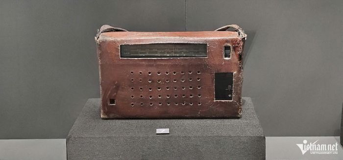 Chiếc radio gắn bó với Đại tướng Nguyễn Chí Thanh được gia đình tặng cho Bảo tàng Lịch sử Quân sự Việt Nam