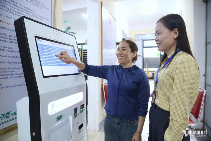 Người dân thực hiện thủ tục tại Trung tâm Phục vụ hành chính công xã Anh Sơn. Ảnh: Trần Tuyên