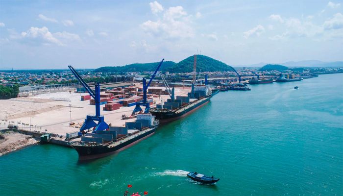 Một góc Cảng Nghệ Tĩnh - cảng tổng hợp quốc gia đầu mối khu vực với hệ thống hơn 800m cầu cảng và trang thiết bị bốc xếp hiện đại. Ảnh: Nghetinhport