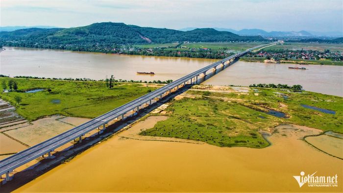 Cao tốc Diễn Châu - Bãi Vọt, đoạn qua cầu Hưng Đức - cầu vượt sông Lam dài hơn 4km. Ảnh: Nguyên Dương