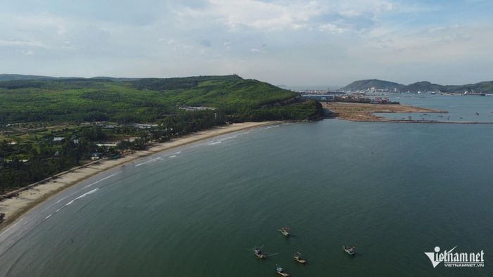 Khu vực triển khai xây dựng hạ tầng kỹ thuật siêu dự án Nhà máy Nhiệt điện LNG Quỳnh Lập. Ảnh: Trần Tuyên