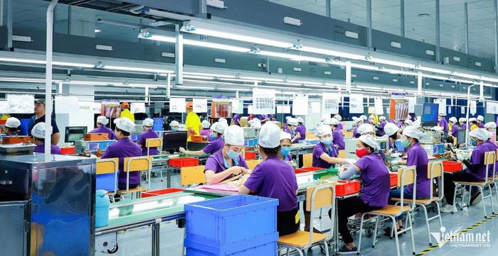 Công nhân làm việc tại Công ty Luxshare-ICT ở KCN VSIP Nghệ An. Ảnh: Thành Duy