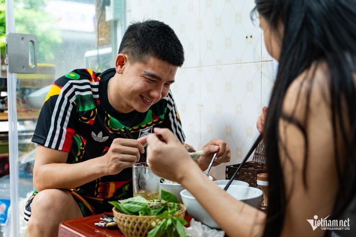 Vợ chồng anh Đạt hài lòng với món phở của quán