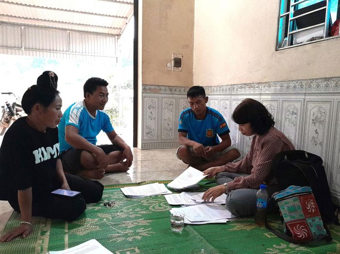 Bí thư Lò Văn Yên vẫn ngày ngày cùng bà con lên nương, chăm sóc cây trồng, thăm hỏi từng gia đình, lắng nghe từng câu chuyện của người dân.