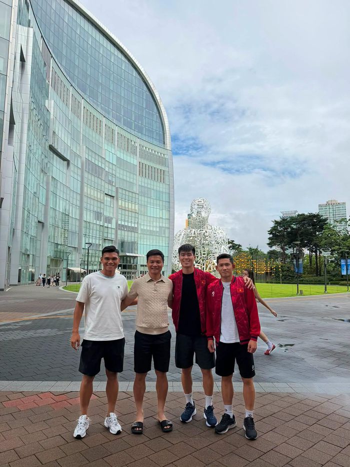 Người hâm mộ xin chụp ảnh với các tuyển thủ Việt Nam.
