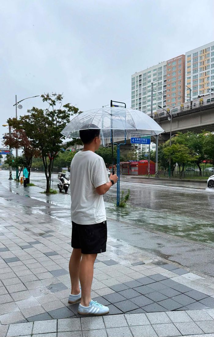 Đình Bắc 'tâm trạng' dưới mưa