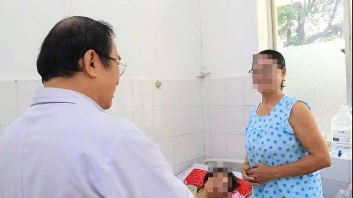 Bác sĩ chia sẻ với mẹ của bà L. về quá trình điều trị. Ảnh: BSCC.