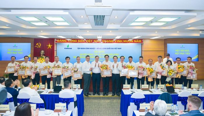 Đại diện các tổ chức Đảng, đảng viên Petrovietnam nhận Bằng khen của Đảng ủy Chính phủ về hoàn thành xuất sắc nhiệm vụ 5 năm liên tiếp (2021-2025)