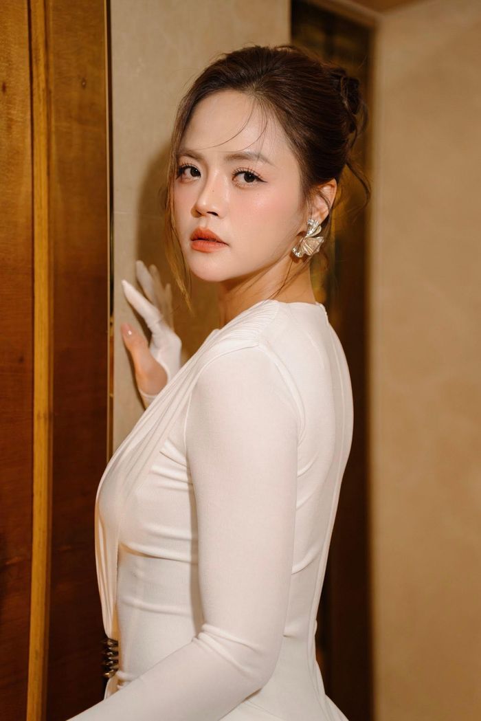 "Lửa trắng" là bộ phim đánh dấu màn tái hợp của Thu Quỳnh và Duy Hưng sau "Quỳnh búp bê". Chia sẻ với truyền thông Thu Quỳnh bày tỏ sự ấn tượng với diễn xuất biến hóa của Duy Hưng qua các phim gần đây và nói cô hạnh phúc khi hai người lại được đóng phim cùng nhau. 