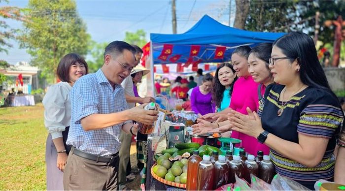  Du khách thích thú khám phá văn hóa đồng bào miền núi tỉnh Gia Lai