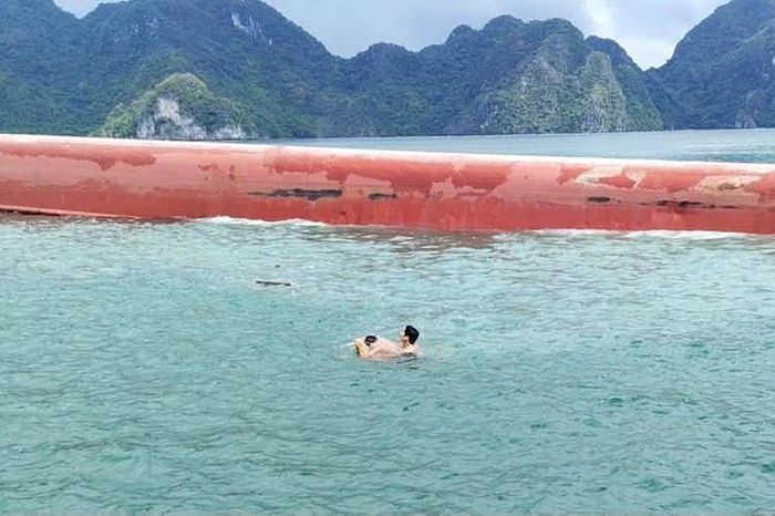 Tàu lật úp khiến 5 người bị kẹt trong cabin, 3 người sau đó được cứu sống. Ảnh: Đ.X