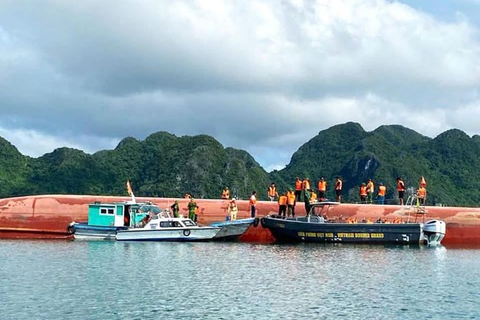 Hiện trường vụ lật tàu. Ảnh: Đ.X