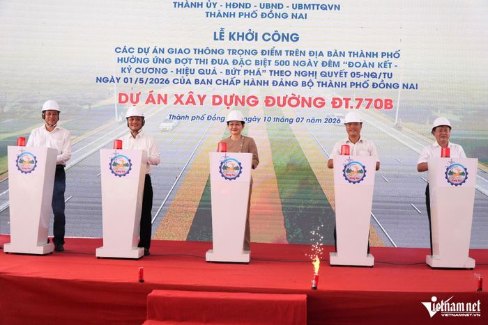 Lãnh đạo TP Đồng Nai bấm nút khởi công dự án đường ĐT770B. Ảnh: Hoàng Anh