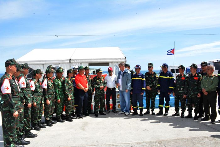 Đại diện Bộ Ngoại giao Venezuela tiễn đoàn Việt Nam. Ảnh: QĐND
