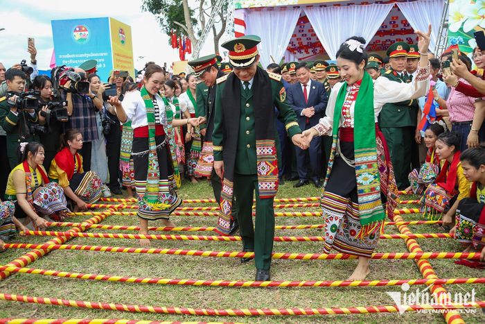 Hai Phó Thủ tướng, Bộ trưởng Quốc phòng Việt Nam - Lào nhảy sạp