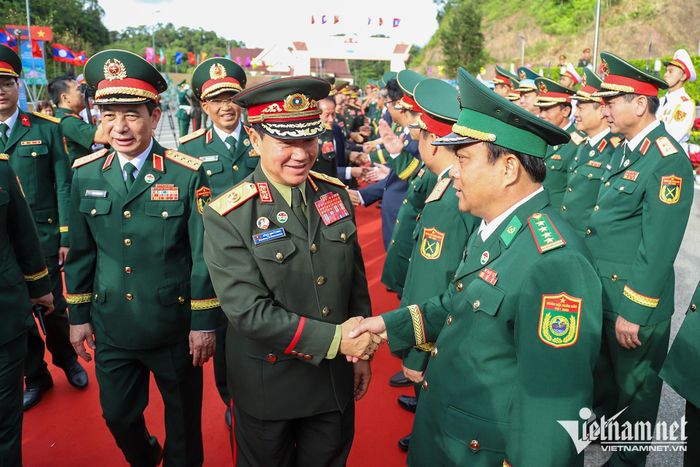 Các thành viên đoàn Việt Nam chào mừng Đại tướng Khamliang Outhakaysone sang tham gia các hoạt động giao lưu hữu nghị tại tỉnh Nghệ An