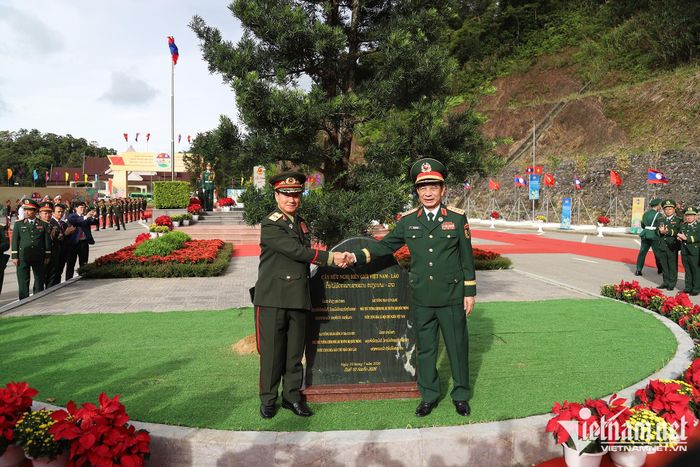 Hai Phó Thủ tướng, Bộ trưởng Bộ Quốc phòng Việt Nam - Lào trồng cây hữu nghị tại khuôn viên cột mốc 460
