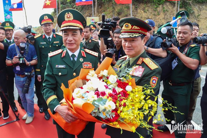 Đại tướng Phan Văn Giang đón Đại tướng Khamliang Outhakaysone tại Cửa khẩu Thanh Thủy