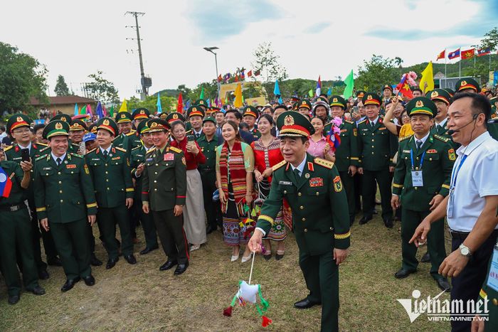 Đại tướng Phan Văn Giang và Đại tướng Khamliang Outhakaysone ném còn cùng người dân