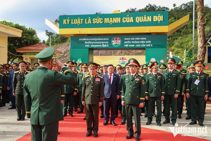 Đại tướng Phan Văn Giang và Đại tướng Khamliang Outhakaysone thăm Đồn Biên phòng Cửa khẩu Thanh Thủy