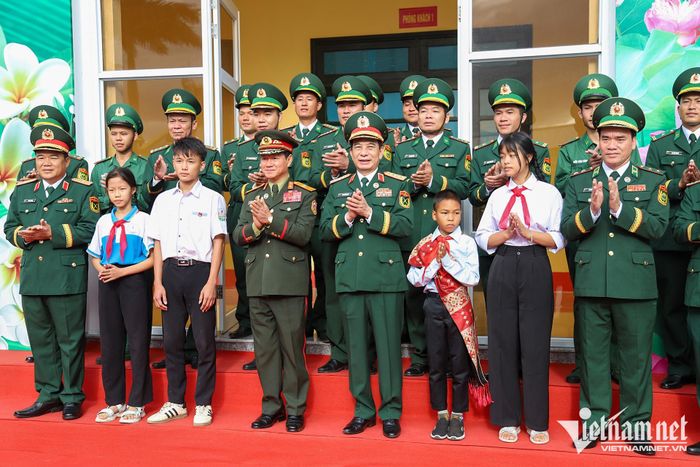 Đại tướng Phan Văn Giang và Đại tướng Khamliang Outhakaysone, các đại biểu, các em học sinh cùng cán bộ, chiến sĩ Đồn Biên phòng Cửa khẩu Thanh Thủy